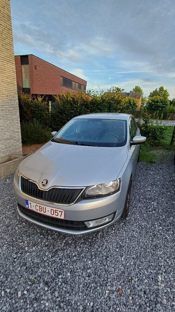 Škoda Octavia 5 portes – 1.6 TDI 90 ch – 2014 – 6 000€, Argent ou Gris, Boîte manuelle, Noir, 5 portes
