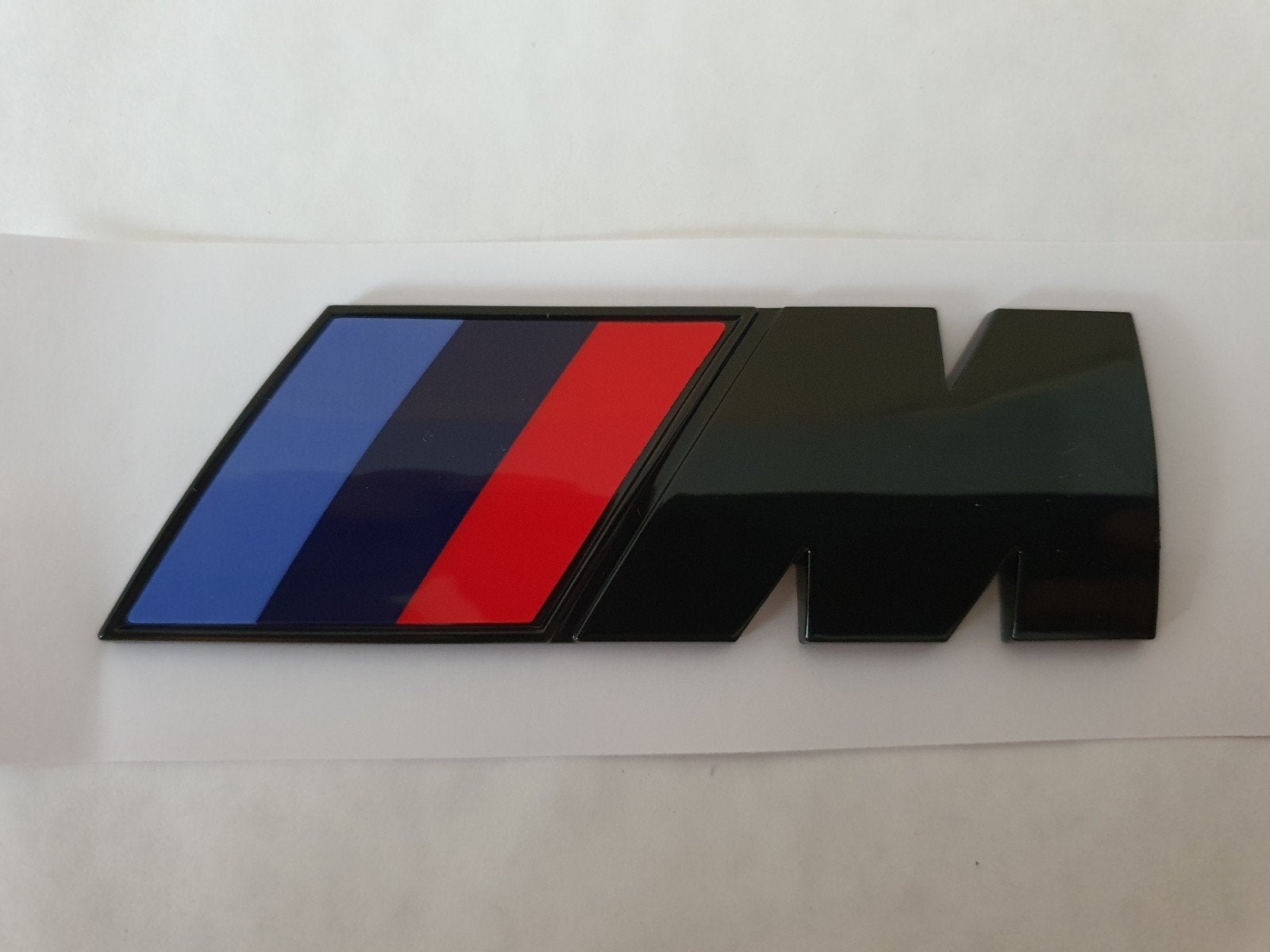 Bmw kofferklep m logo in blinkend zwart 90 mm x 30 mm, Auto-onderdelen, Achterklep, Nieuw, Ophalen of Verzenden, Achter
