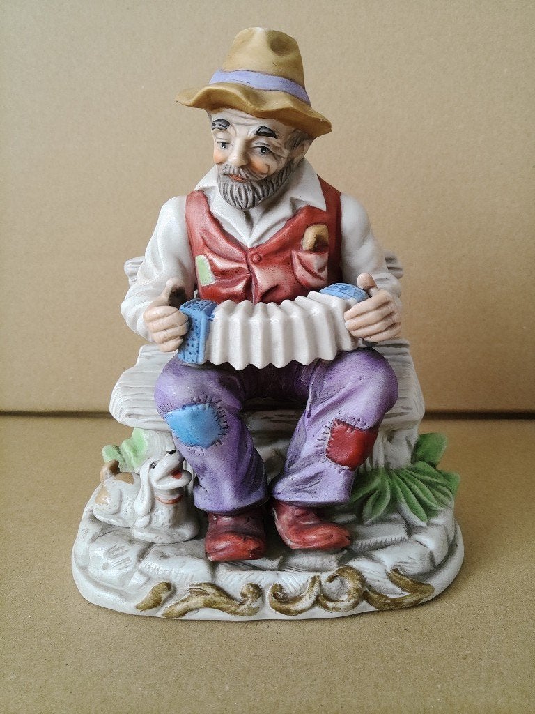 Vintage porseleinen beeld oude man met accordeon + hond 19cm, Verzamelen, Ophalen of Verzenden, Zo goed als nieuw, Mens