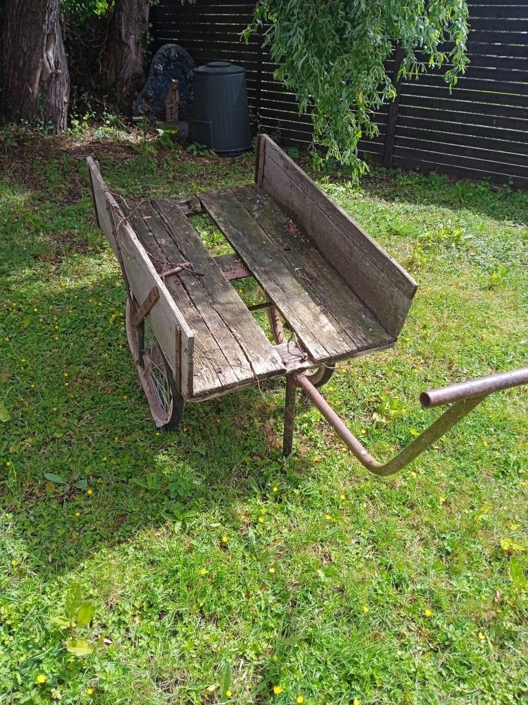 Oude kar ideaal voor het decoreren van je tuin, Ophalen