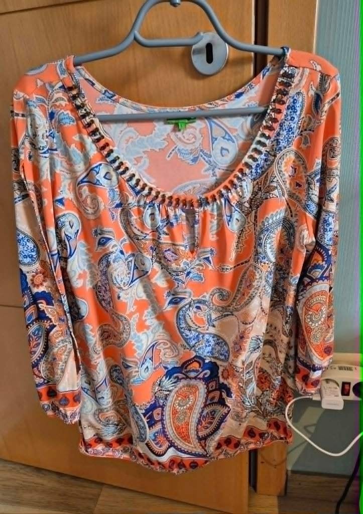 Mooi bloes k design met lange mouwen maat large, Kleding | Dames, Ophalen, K-design, Overige kleuren, Maat 42/44 (L)