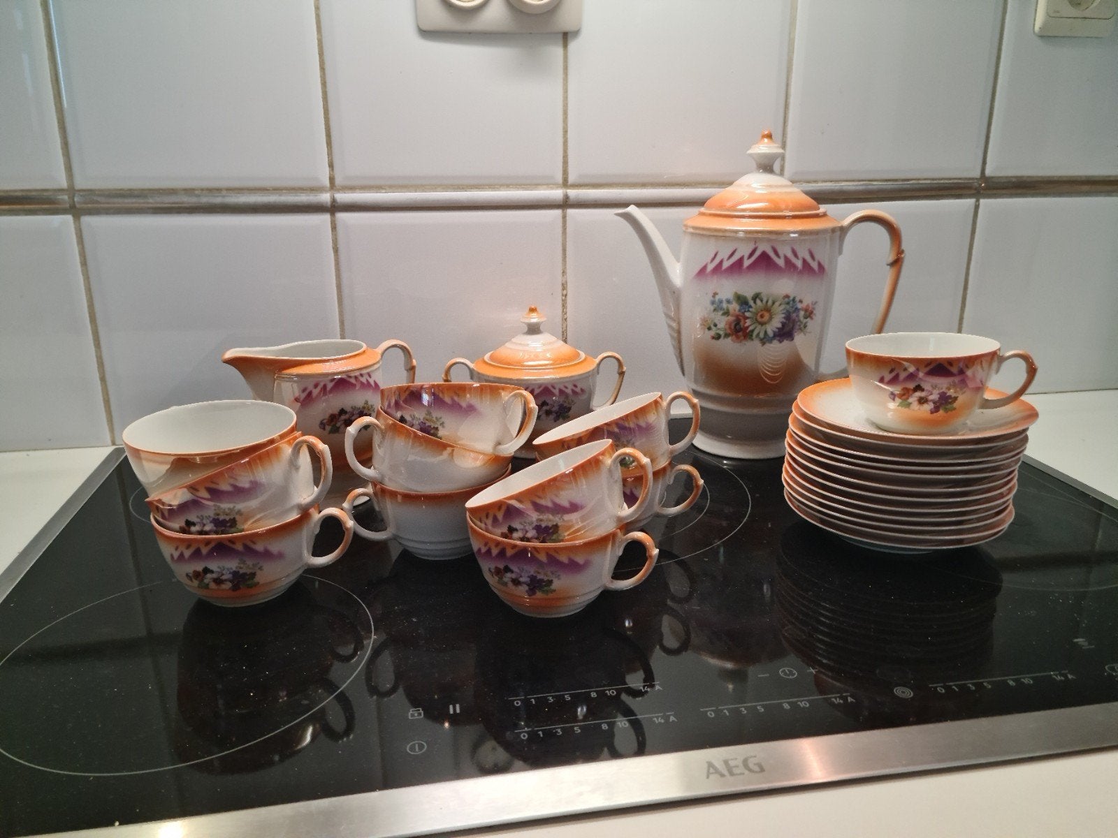 mooi kleurrijk servies, Ophalen