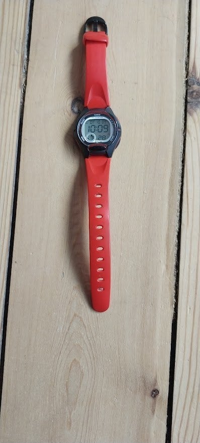 rode horloge casio model 2672, Ophalen of Verzenden, Gebruikt, Polshorloge, Overige merken