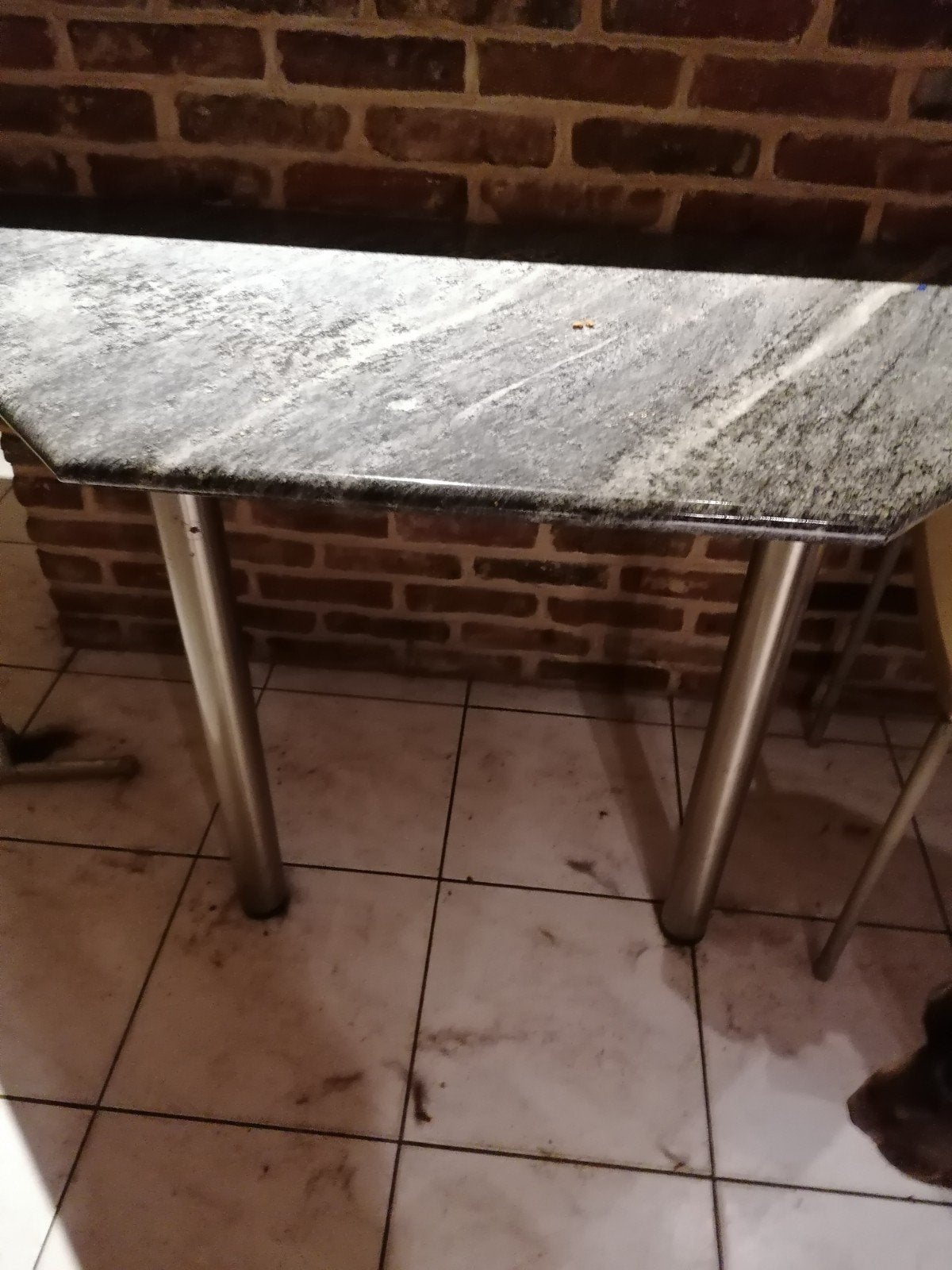 Aanbouw tafeltje in graniet met 2rvs poten, Ophalen