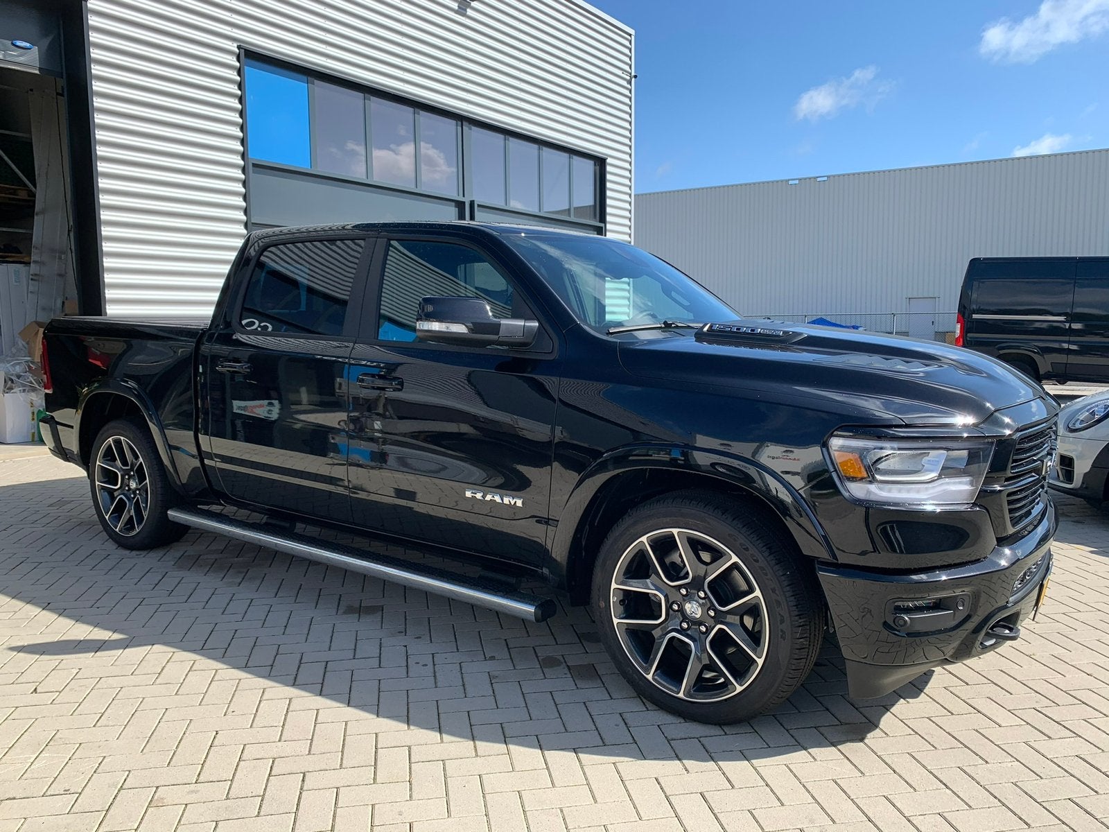 Ram 1500 laramie 5,7 v8 Hemi pano luchtvering1ste eig, Auto's, Automaat, 402 kW, Zwart, 5 zetels