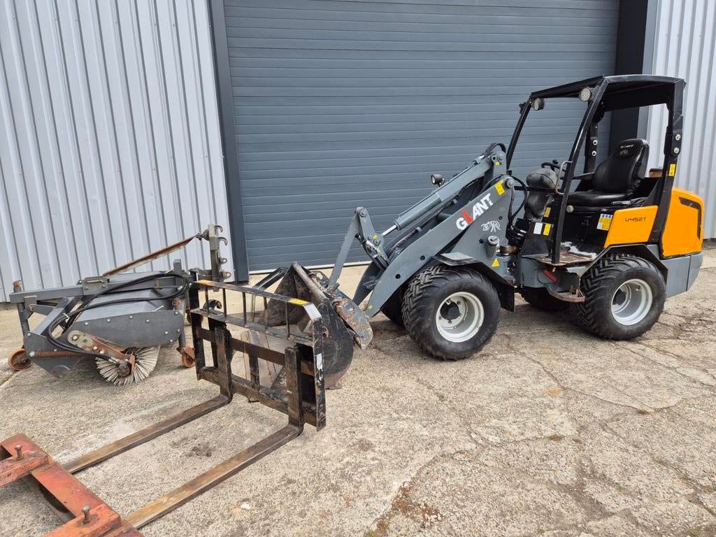 Giant V452T Shovel / Wiellader, Ophalen