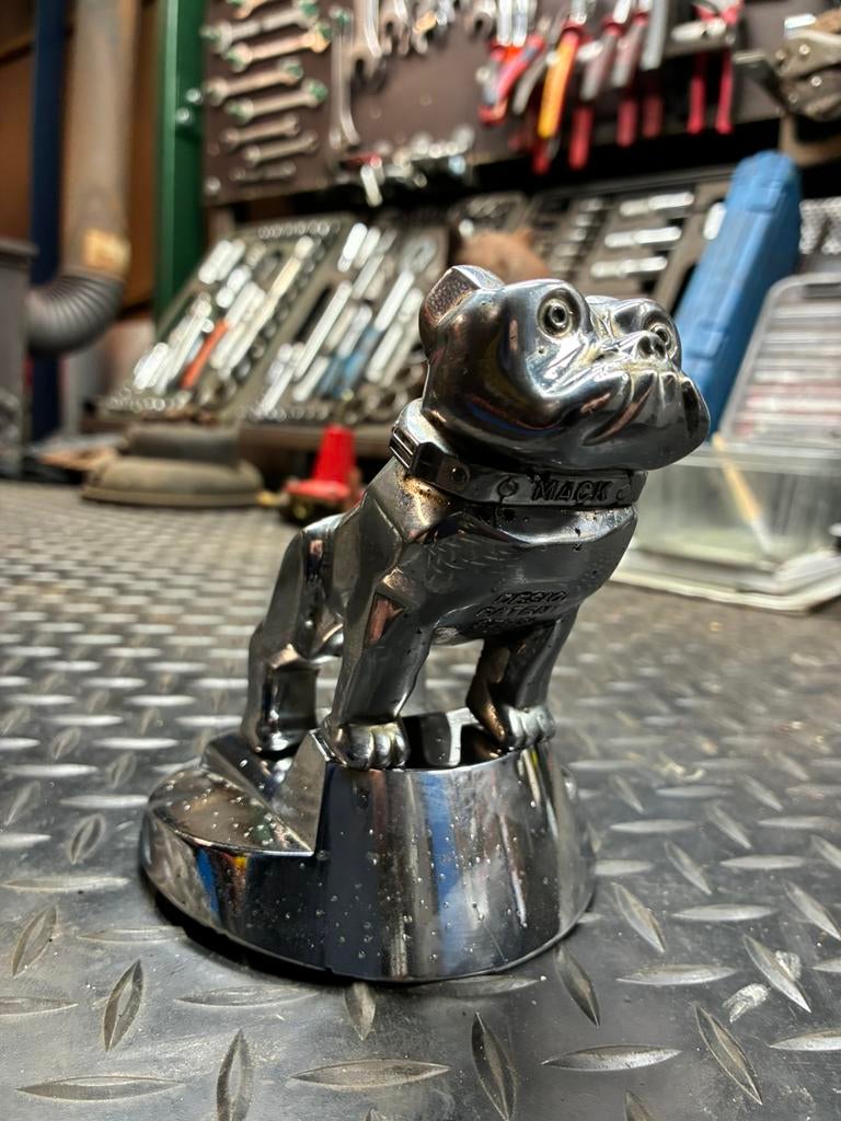 Mack truck embleem, Ophalen