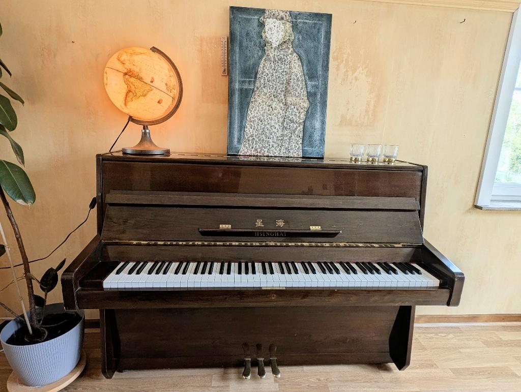 HSINGHAI‑piano te koop wegens verhuis, Muziek en Instrumenten, Ophalen, Gebruikt, Bruin, Piano