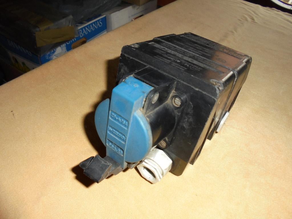 stopcontact 220 v opbouw ( 2 stuks ), Ophalen, Gebruikt, Stopcontact