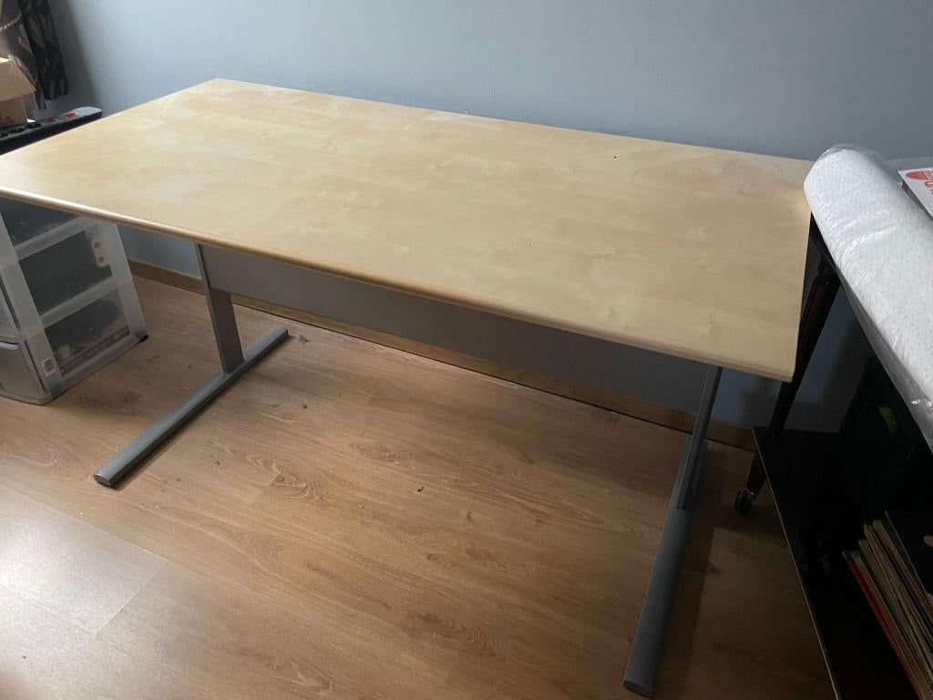 Bureau IKEA 138x72 – avec cache-câbles – bon état, Comme neuf, Enlèvement, IKEA, Goulotte de câbles