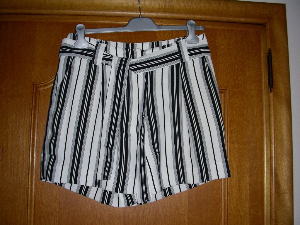 Short (wit en zwart gestreept), merk : H&M, maat 40, Kleding | Dames, Maat 38/40 (M), H&M, Kort, Meerkleurig