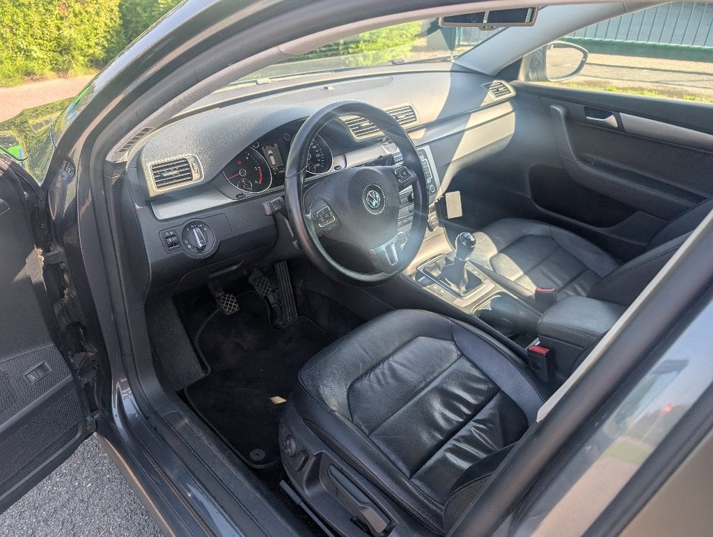 VW PASSAT - EURO5 - CC - PANO - AIRCO - VERW ZETELS - NAVI, Auto's, Voorwielaandrijving, Euro 5, Zwart, 4 cilinders