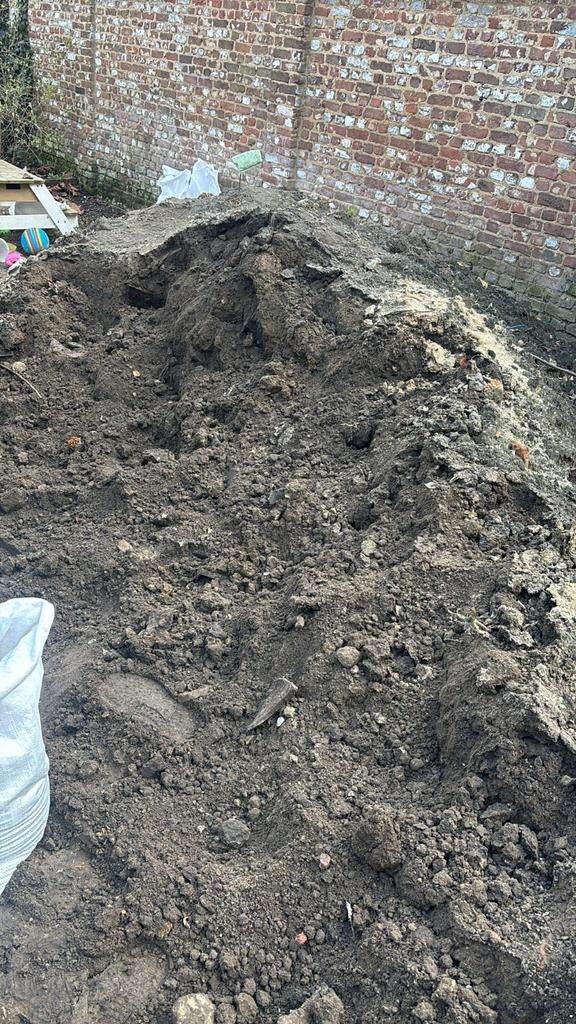 Gratis zwart grond reeds in zaken op te halen in Borgerhout