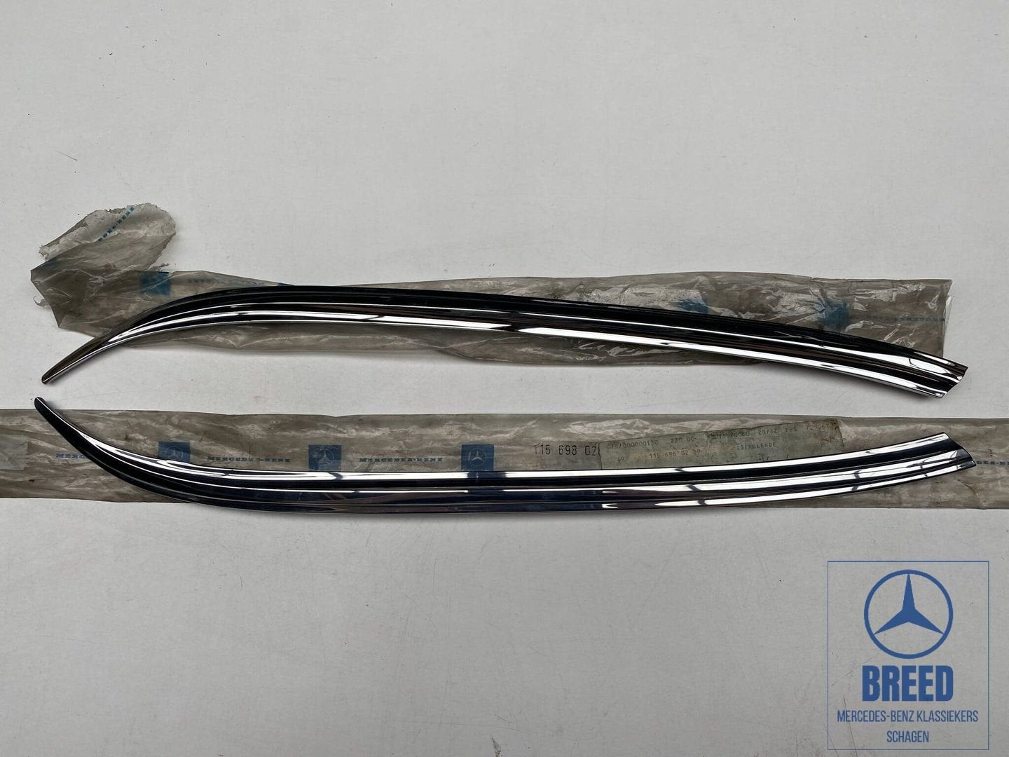NOS set sierlijsten C-Stijl L+R voor Mercedes-Benz W114 W115, Autos : Pièces & Accessoires, Neuf, -, -, Enlèvement ou Envoi