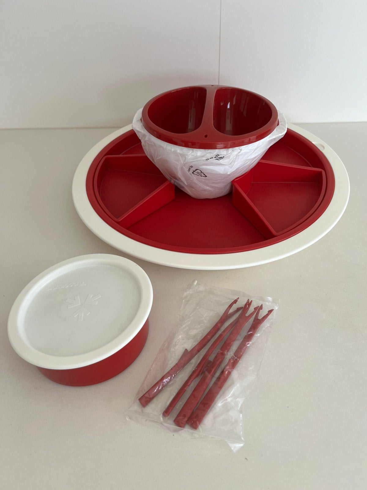 Nieuw van Tupperware!  Chocoladefondueset en partyschaal, Maison & Meubles, Cuisine| Tupperware, Enlèvement ou Envoi, Neuf, Rouge