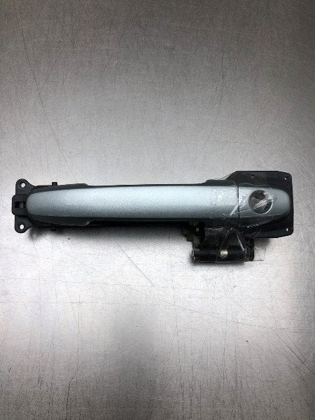 POIGNEE EXTERIEURE AVANT DROITE Toyota Yaris II (P9), Autos : Pièces & Accessoires, Carrosserie & Tôlerie, Utilisé, Droite, Toyota