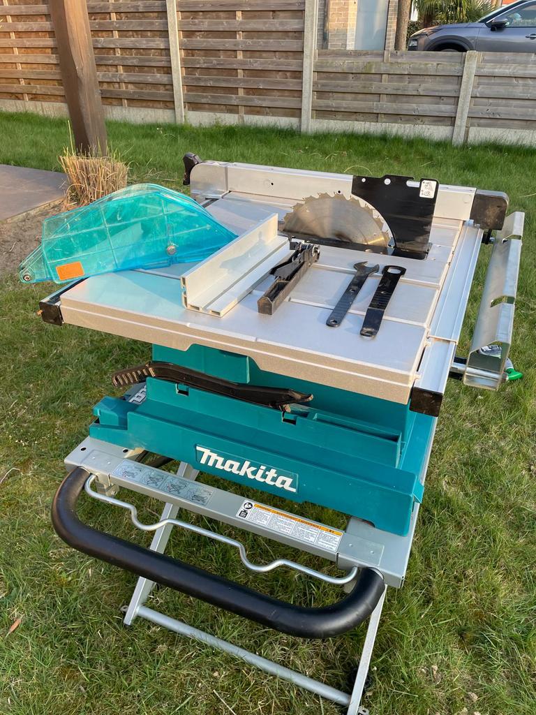Tafelzaag makita 2704N met onderstel nog in nieuwstaat, Ophalen, Zo goed als nieuw