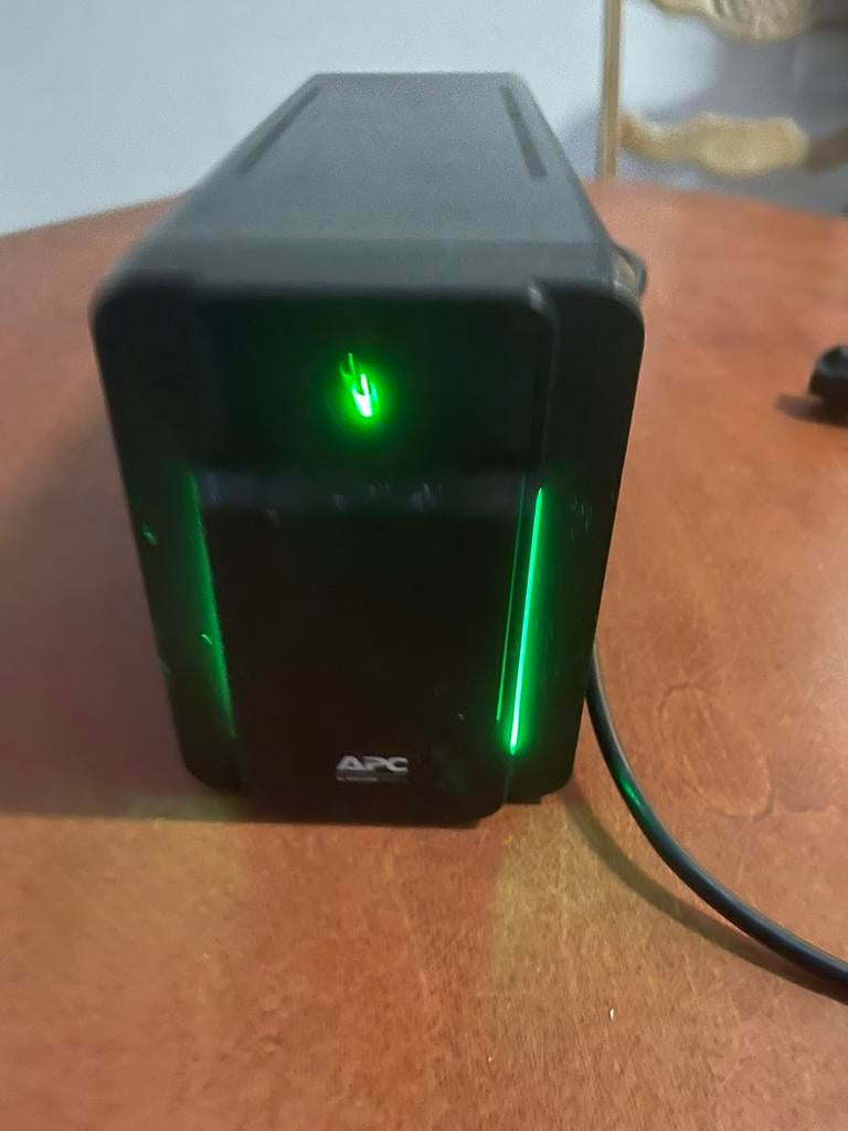 UPS marque APC alimentation sans interruption, Informatique & Logiciels, Alimentations de secours (UPS), Enlèvement ou Envoi, Comme neuf