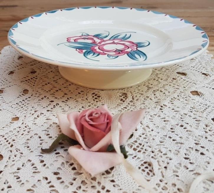 Franse brocante schaal op voet met bloemen, Boch La Louviere, Antiquités & Art, Curiosités & Brocante, Enlèvement ou Envoi