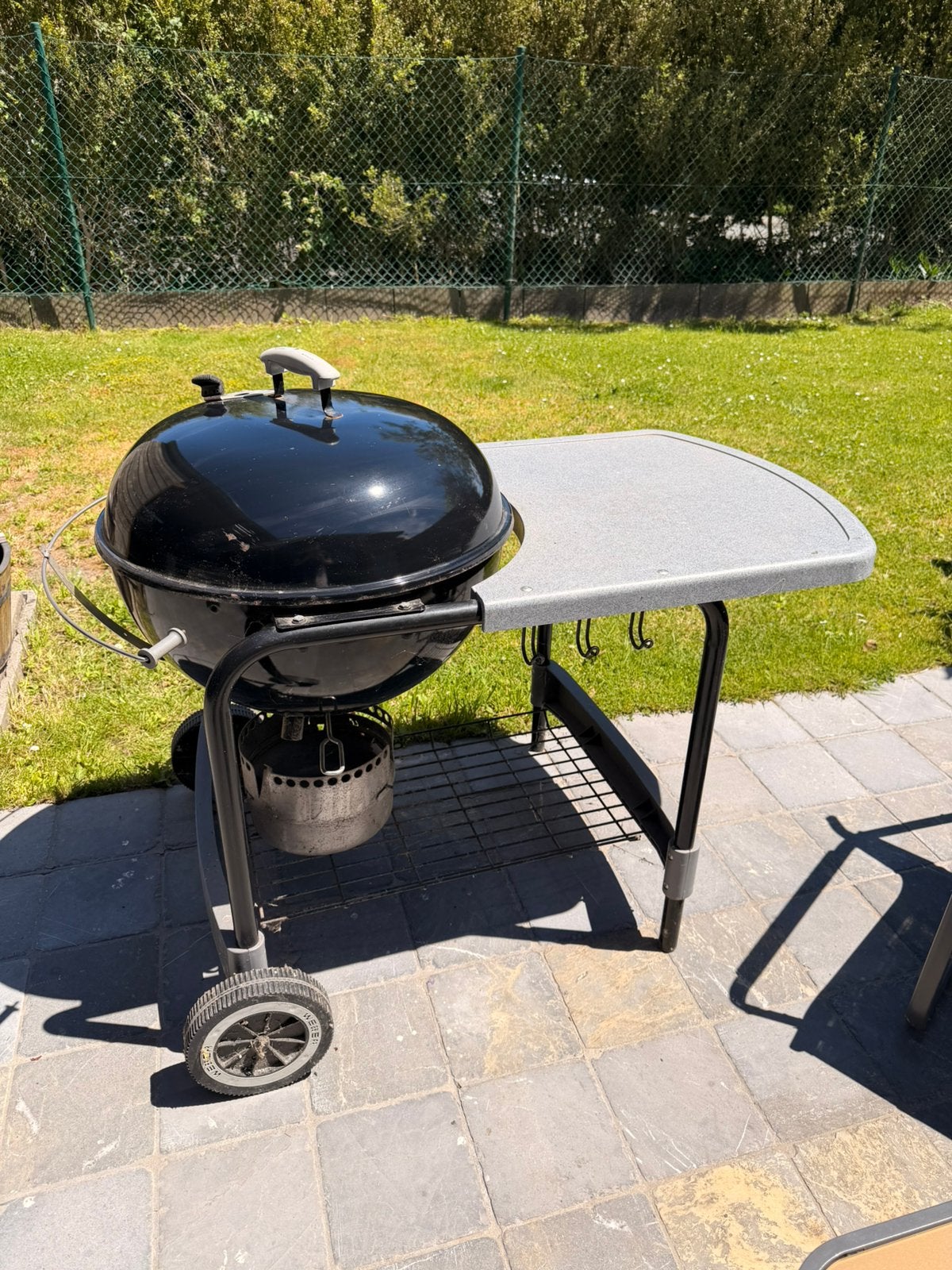 Weber houtskoolbarbecue diameter 57 cm met tafel ingebouwd, Tuin en Terras, Ophalen, Gebruikt, Met accessoires