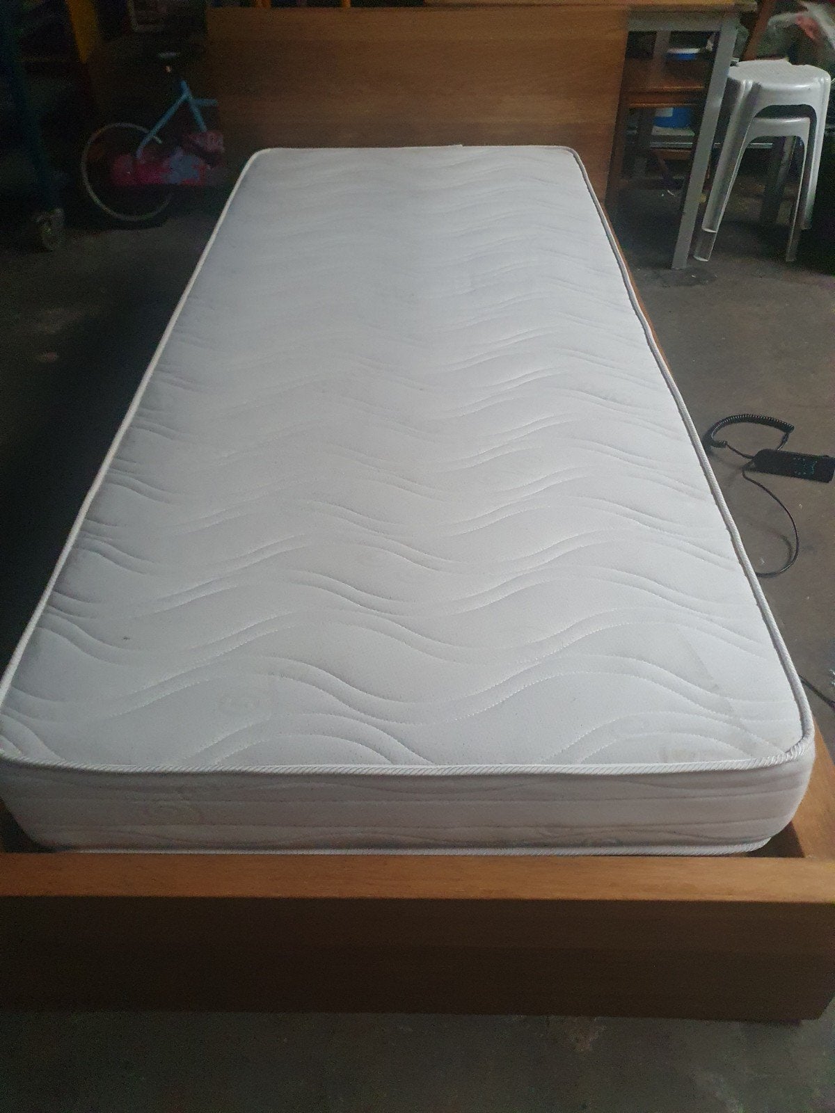 Lit et matelas de 90 sur 200 avec sommier électrique, 90 cm, Une personne, Enlèvement, Utilisé