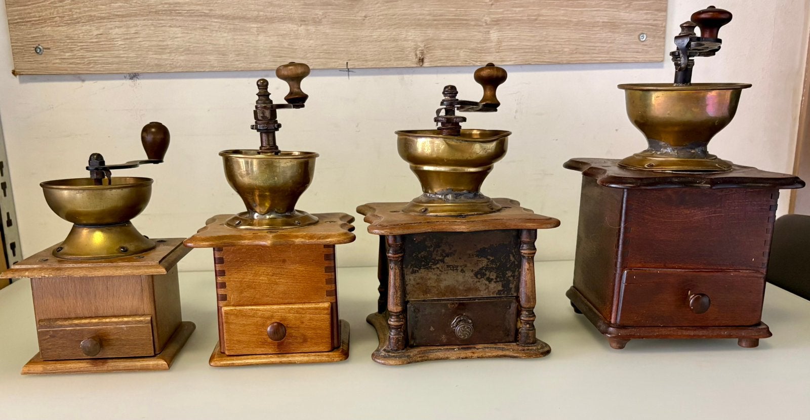4 oude koffiemolens, Ophalen