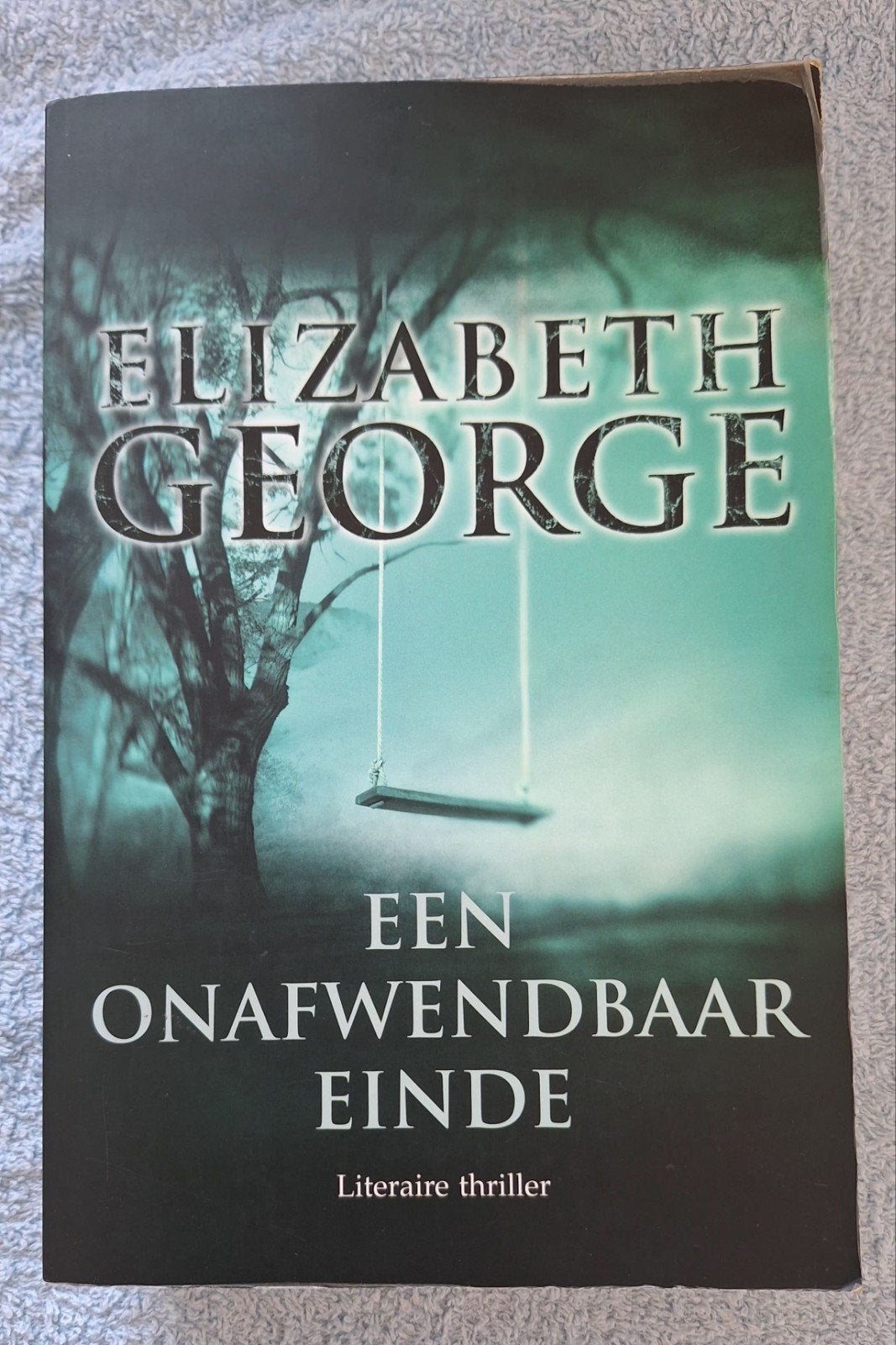 Elizabeth George - Een onafwendbaar einde, Livres, Thrillers, Enlèvement ou Envoi, Utilisé, Elizabeth George