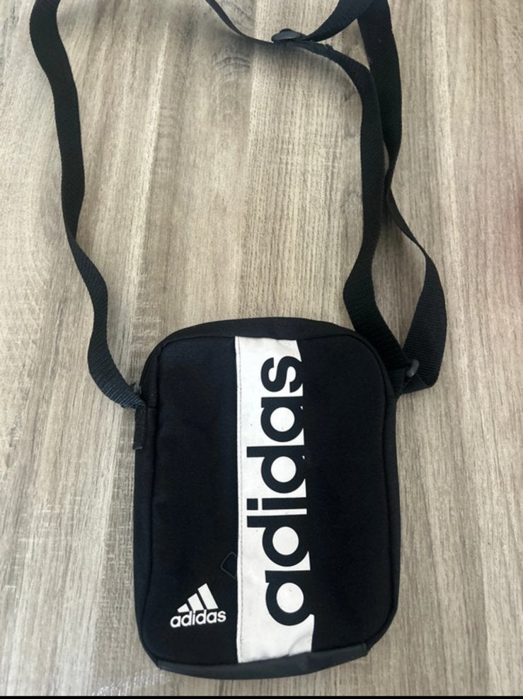 Adidas-tas, Handtassen en Accessoires, Tassen | Schoudertassen, Ophalen, Zo goed als nieuw, Zwart, Overige merken