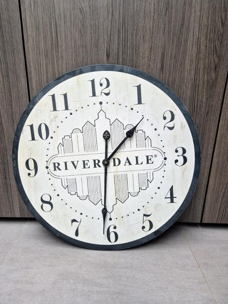 Riverdale wandklok 59 cm, Huis en Inrichting, Ophalen, Zo goed als nieuw, Analoog, Wandklok