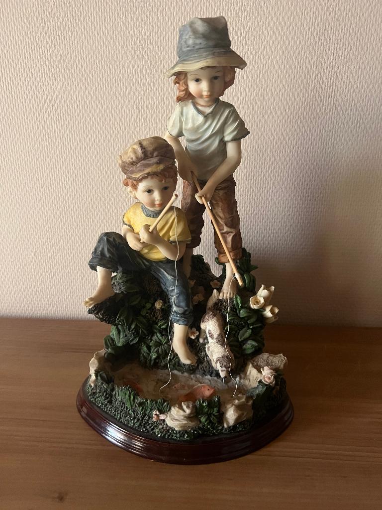Beeld 2 vissende kinderen, Ophalen