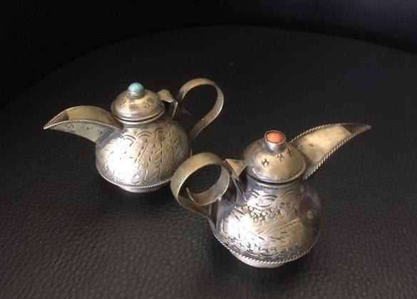 Set van 2 oosterse miniatuurtheepotjes (5,5 cm) met kraal, Ophalen of Verzenden