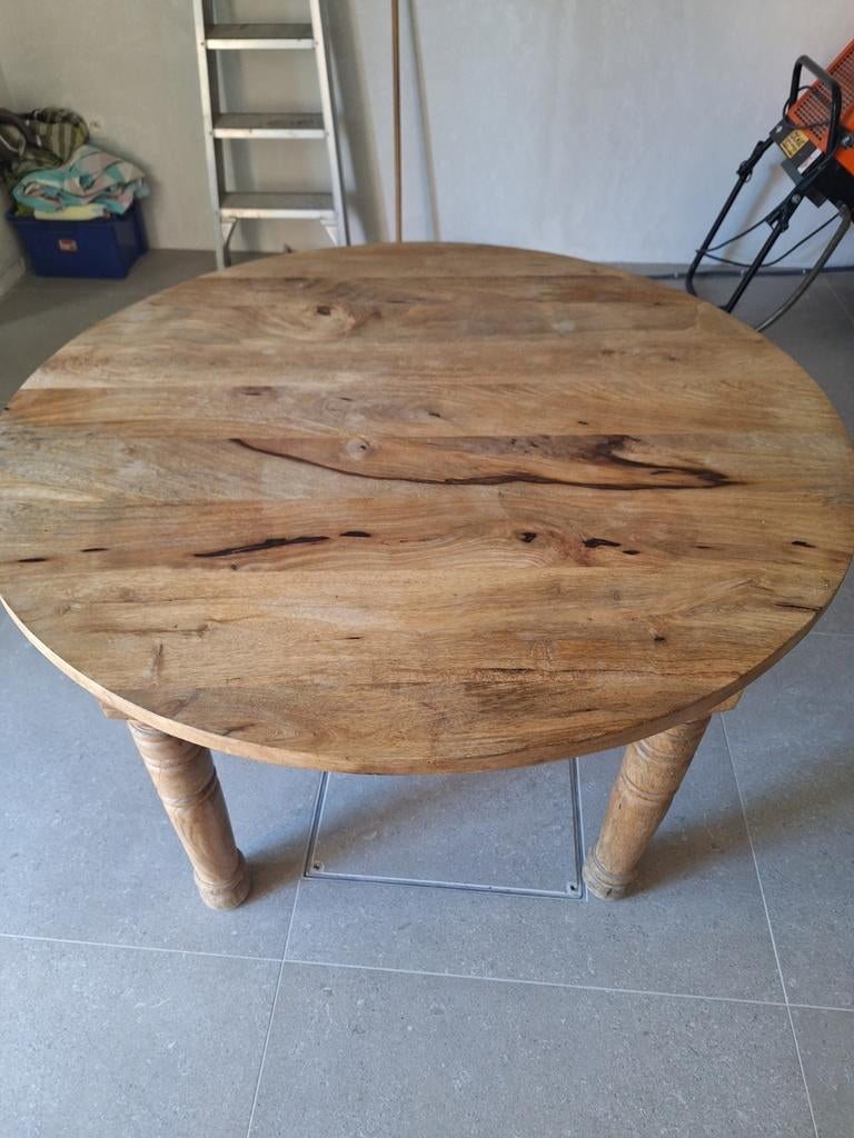 Table en manguier, Enlèvement