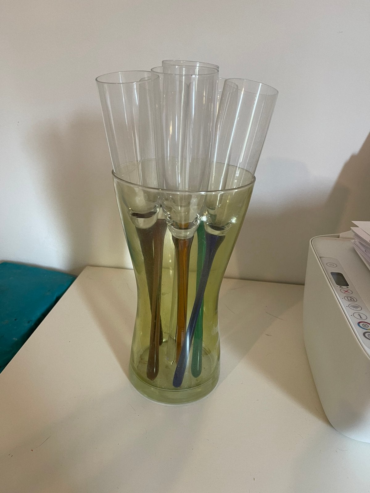 Flute a champagne dans vase, Enlèvement