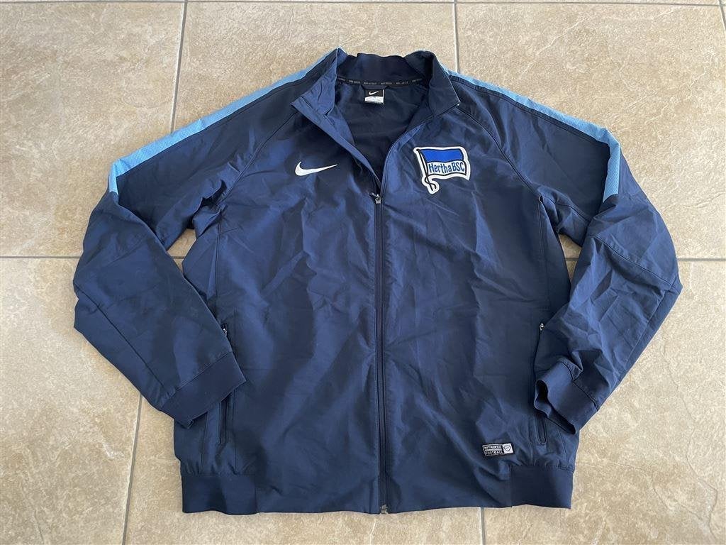 Voetbal jas - Hertha BSC - berlijn Training jacket maat xl, Collections, Articles de Sport & Football, Comme neuf, Maillot, Enlèvement ou Envoi