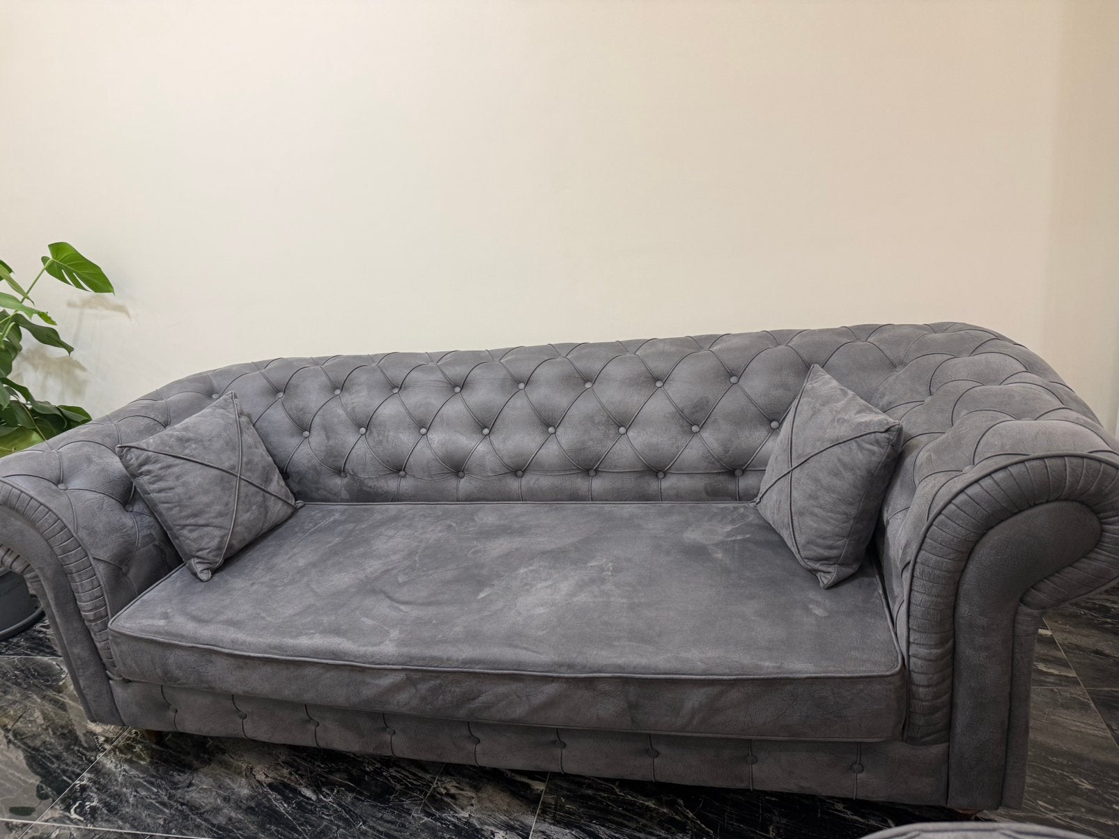 Mooie grijze Chesterfield zetels te koop.  3zits en 2zits, Maison & Meubles, Enlèvement, Comme neuf