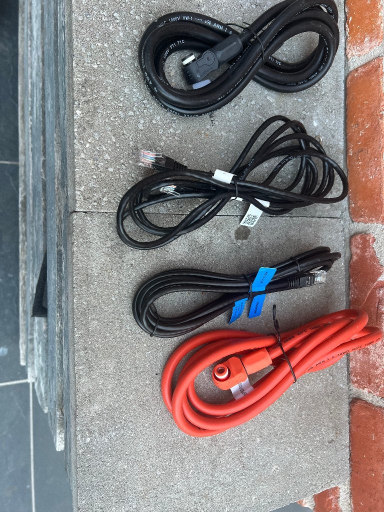 Nieuwe aansluitsnoeren voor thuisbatterij Pylontech, Ophalen