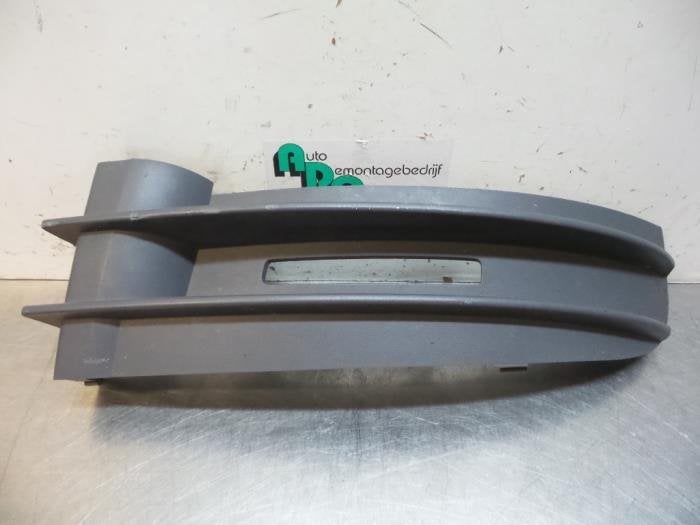 Pare-chocs grille d'un Volkswagen Caddy (Caddy 04-), Volkswagen, -, 3 mois de garantie, Utilisé