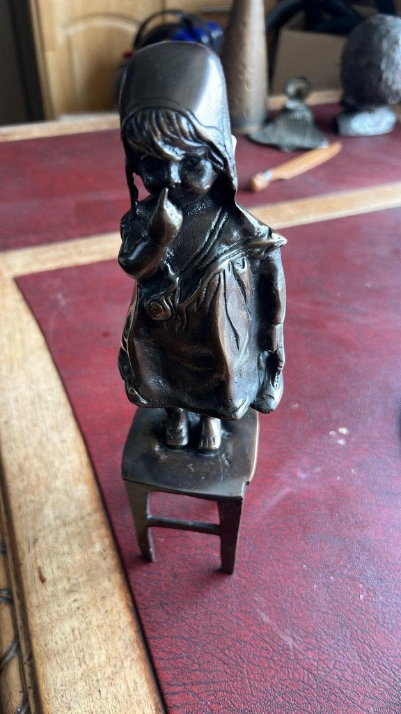 Bronzen beeldje meisje op krukje, Ophalen, Brons