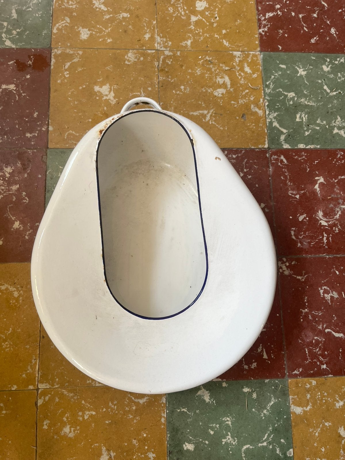 Emaille bedpan, Enlèvement