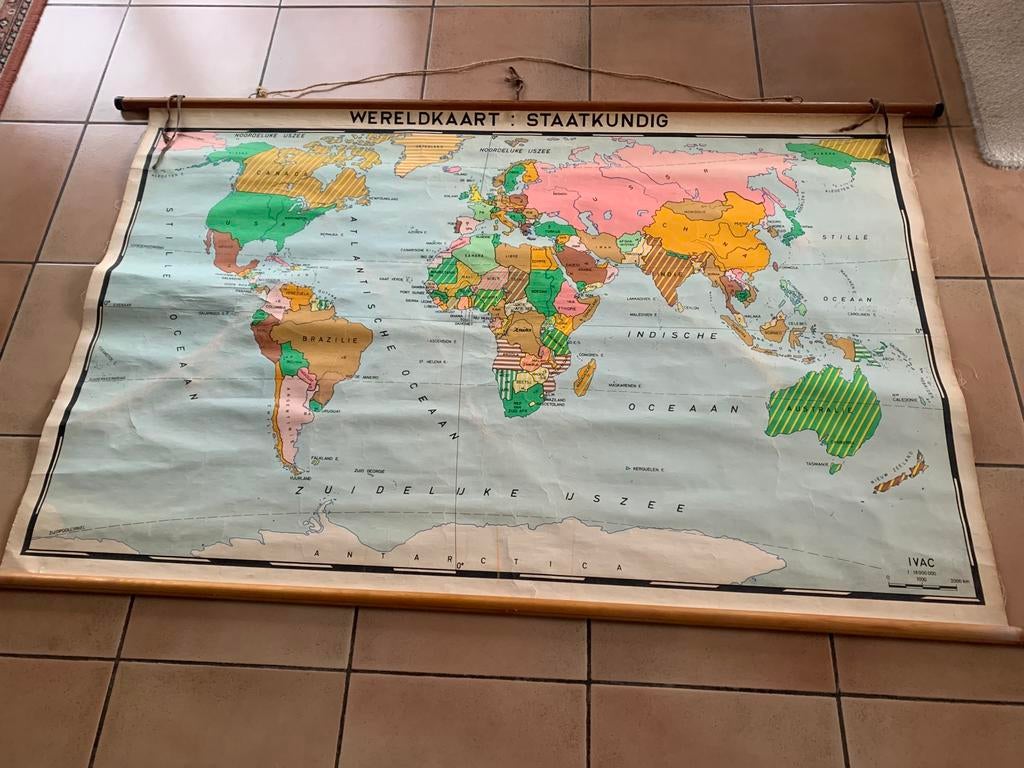 Grote Vintage Wereldkaart op originele houten stokken, Antiek en Kunst, Ophalen