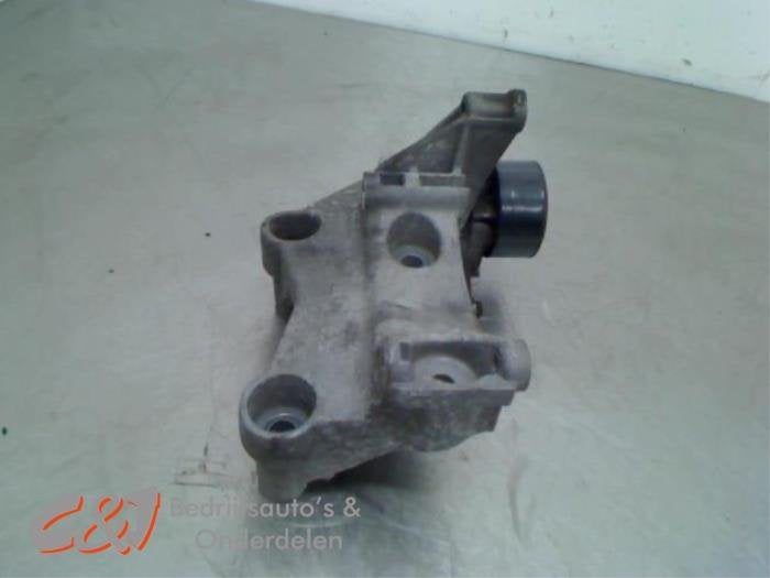 Support dynamo bas d'un Renault Trafic, Autos : Pièces & Accessoires, Moteurs & Accessoires, Renault, -, 3 mois de garantie, Utilisé