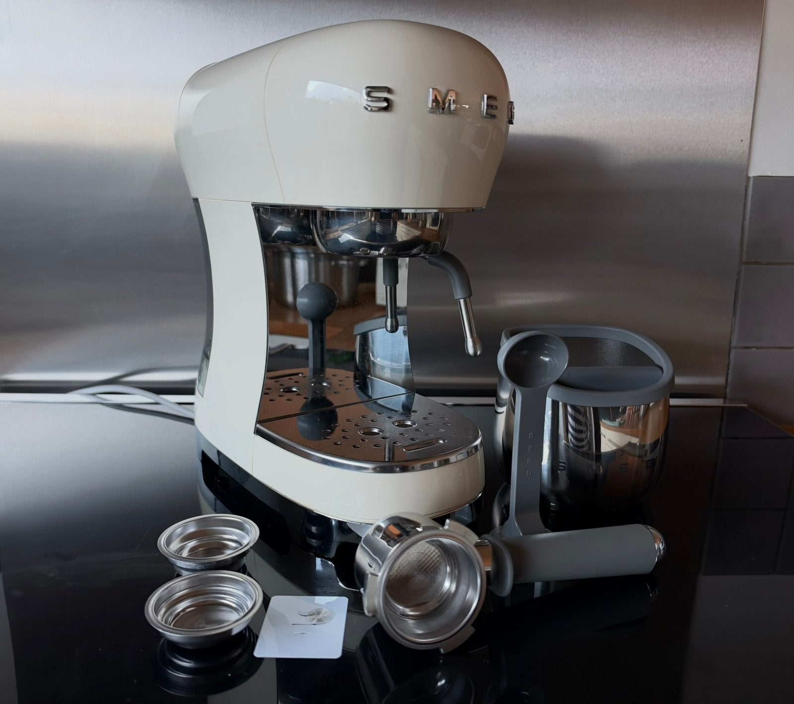 Crème pour machine à expresso SMEG ECF02CREU avec Knockbox, Enlèvement ou Envoi, Comme neuf