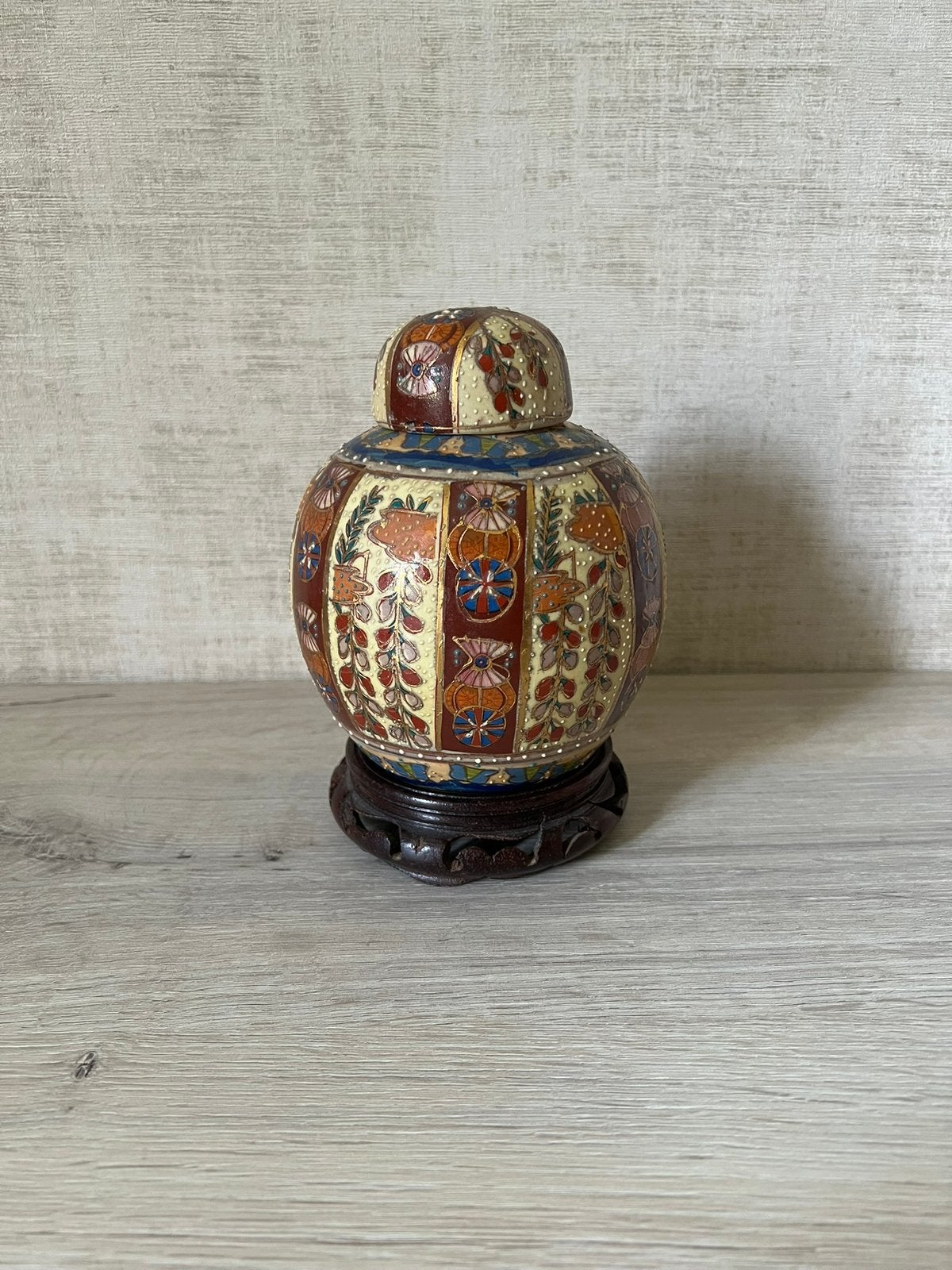 Pot à gingembre en faïence émaillée style Satsuma + support, Antiquités & Art, Enlèvement ou Envoi