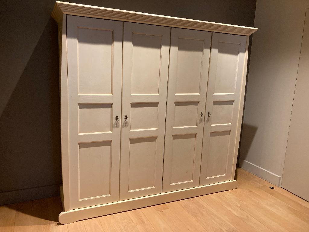 Bed + 2 nachttafels + 4-deurs kleerkast + commode 3 lades, Ophalen, 140 cm, Zo goed als nieuw, Hout