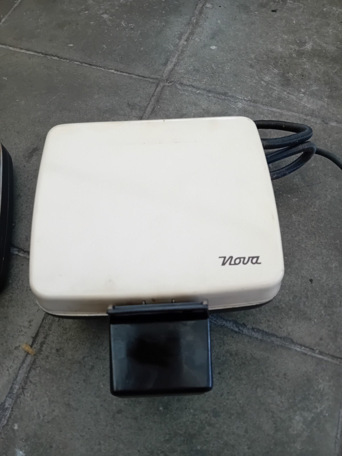 Gaufrier Nova de 1050 wats avec plaque croc monsieur.
Leger