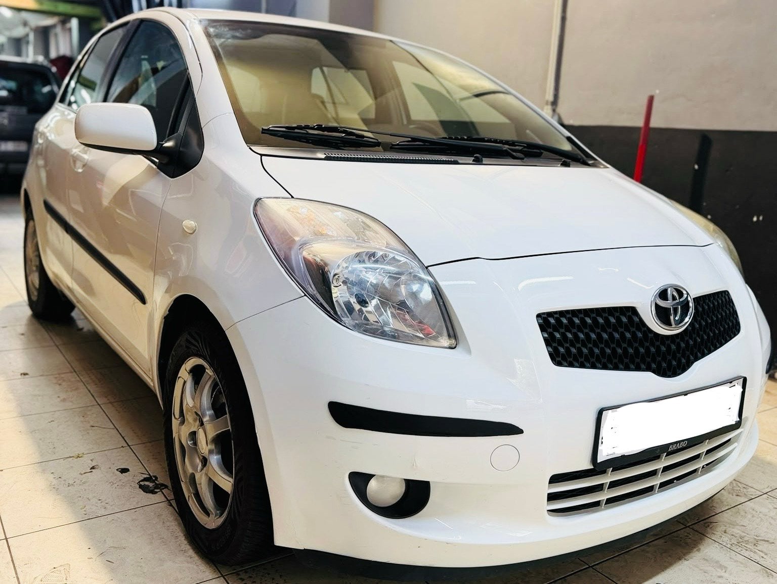 Toyota Yaris 1.3 Essence Automatique – PRÊTE À IMMATRICULER, Achat, Entretenue par le concessionnaire, Noir, 5 portes