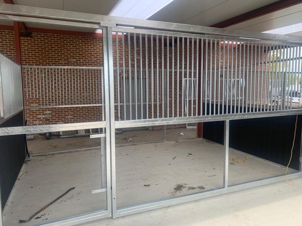 Draaibare voorwand 4,97 m/ machinaal mesten, Opfok, 2 of 3 paarden of pony's