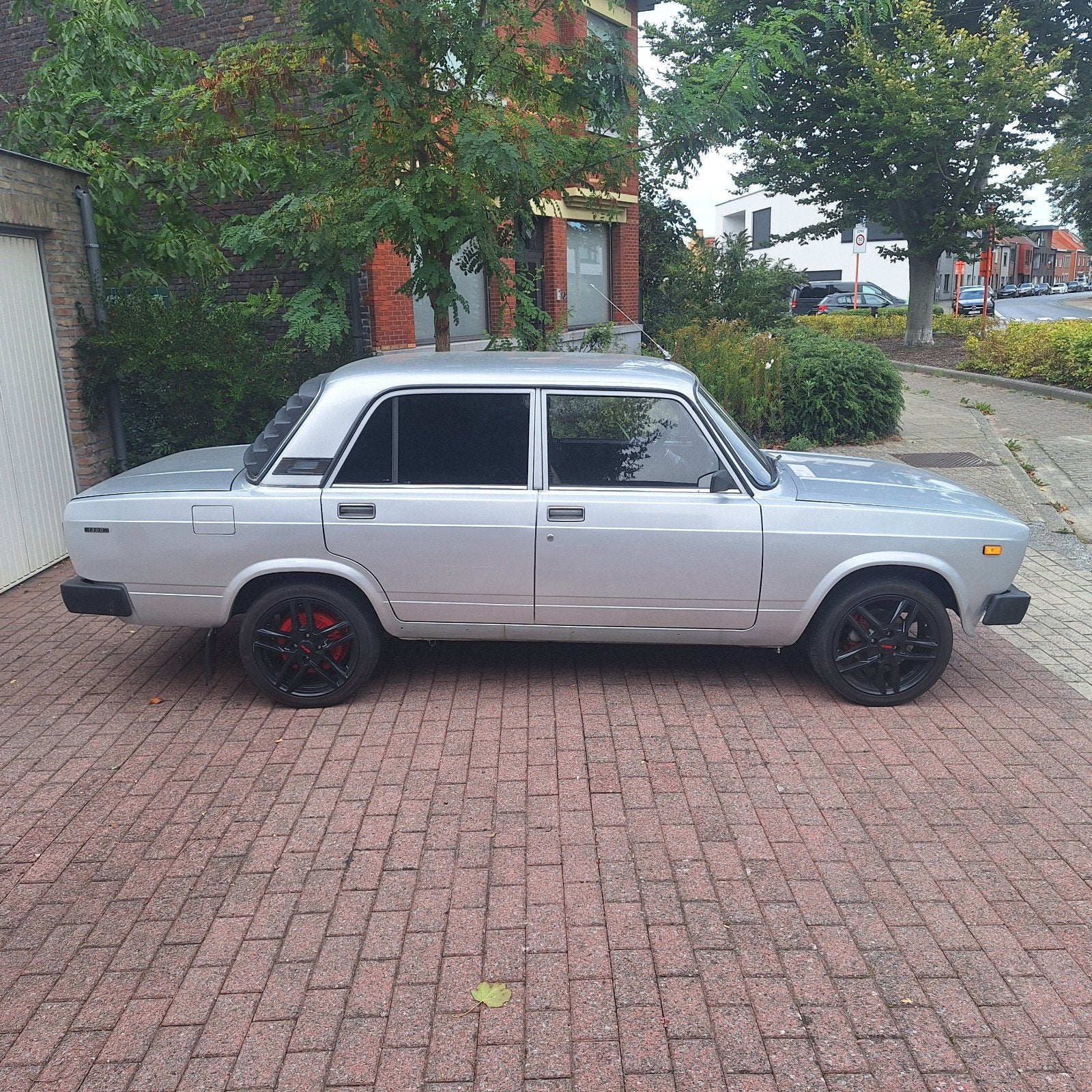 Oldtimer lada 2105 met onderdelen, Auto's, 4 cilinders, Bruin, Handgeschakeld, 5 deurs