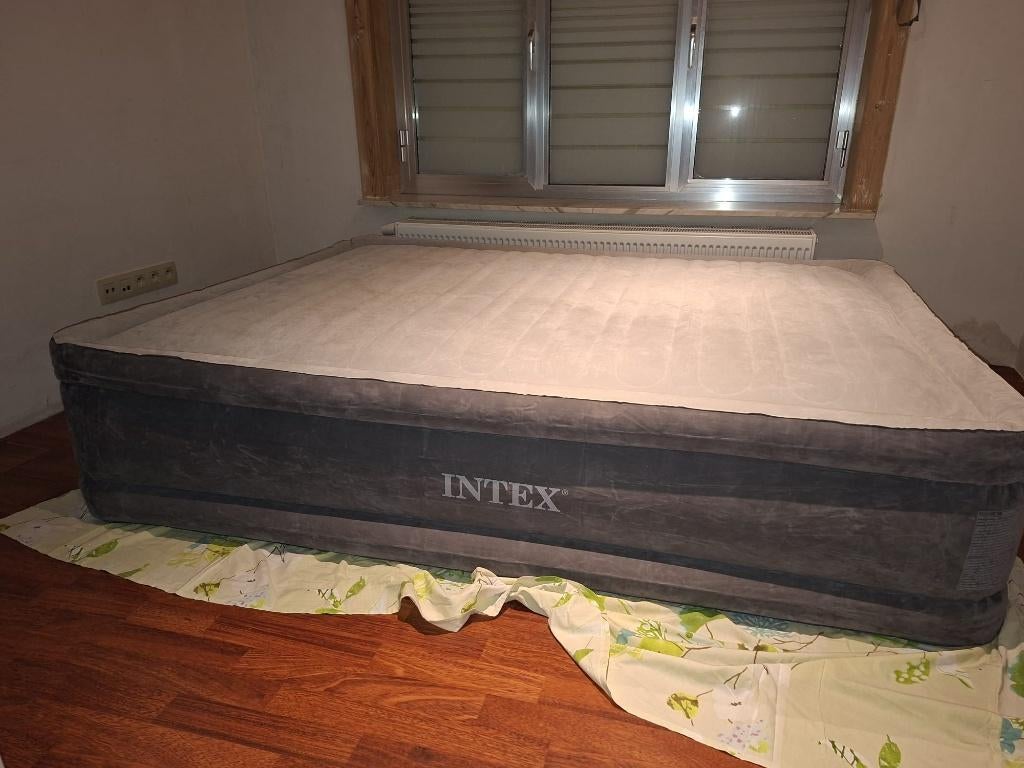 Luchtmatras Intex 2 pers met ingebouwde pomp, Caravanes & Camping, Matelas pneumatiques, Enlèvement, Pompe intégrée, Comme neuf