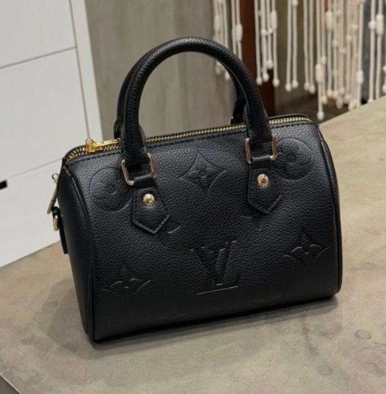 Sac noir avec bandouilière et chaîne, Bijoux, Sacs & Beauté, Enlèvement ou Envoi, Neuf, Noir, Sac à bandoulière